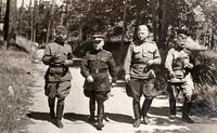 Фото. Лукин М.М. (в центре) c представителями воинских частей г.Казани. 1943