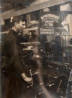 Фото. За станком комсомолец фронтовой комсомольско-молодежной бригады, выполняющий норму на 250%. 1940-е