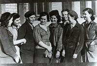 Фото. Женщины и молодые девушки на заводе № 22. 1940-е. Казань