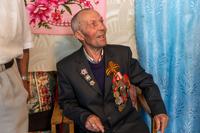 Фото. Шакирзянов Н.М. дает интервью с воспоминаниями о годах войны. 2014 