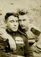 Фото. Копырин М.А. (слева) с боевым товарищем.1940-е