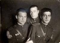 Фото.Бусыгин Е.П.( слева)с боевыми товарищами. 1940-е