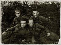 Фото.Бусыгин Е.П.(слева во втором ряду)с боевыми товарищами. 1940-е