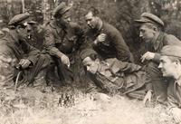 Фото. Плакатин А.П. (второй слева) с боевыми товарищами играет в шахматы в минуты затишья.1940-е