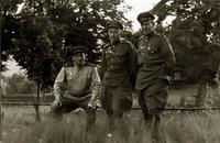 Фото. Альтшуллер С.А.(в цетре)с боевыми товарищами. 1940-е