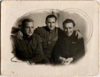 Фото. Дедков А.П.(в центре) с курсантами артиллерийского училища .1942