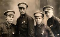 Фото. Хамитов Г.С.  (слева ) с боевыми товарищами. 1940-е