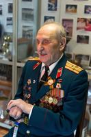 Фото. Фролов Ю. Н.- ветеран Великой Отечественной войны дает интервью в музее спорта . 2014