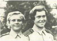 Горелошева Елизавета Григорьевна слева с подругой