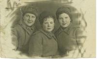 Гурьянова Н.В. справа с подругами. 1943г Москва