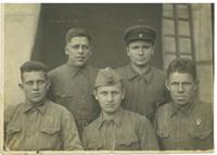Ефимов В.И. вверху справа с товарищами.1942г