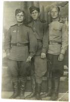 Моисеев Н.П. справа старшина роты пригород Берлина 1 мая 1945 года