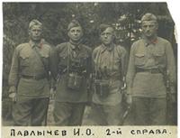 Павлычев И.О. второй справа командир эскодрона   под Московой 1941-42гг