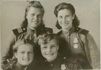 Потапова Мария Федоровна справа второй ряд 1945 г