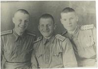 Тарасов В.П. справа. Три друга земляка. 1941г