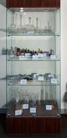Витрина в музее с медицинской посудой для производства и хранения лекарственных препаратов. 2014