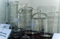 Капельница для реактивов и мерные стаканы. СССР.  1-я пол.ХХ.  Стекло