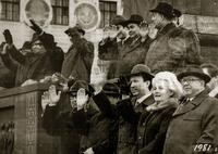 Фото. Приветствие участников демонсртации трудящихся партийными и профсоюзными руководителями ТАССР. 1981