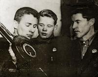 Фото. Куртыгин Е.М.(в центре) на занятиях по военной подготовке.1930-е