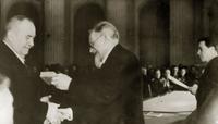 Фото. Калинин М.И. вручает Вишневскому А.В. Сталинскую премию. 1942