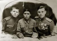 Фото. Герой Советского Союза Камалеев Г.К. (справа) с боевыми товарищами. 1944-1945 