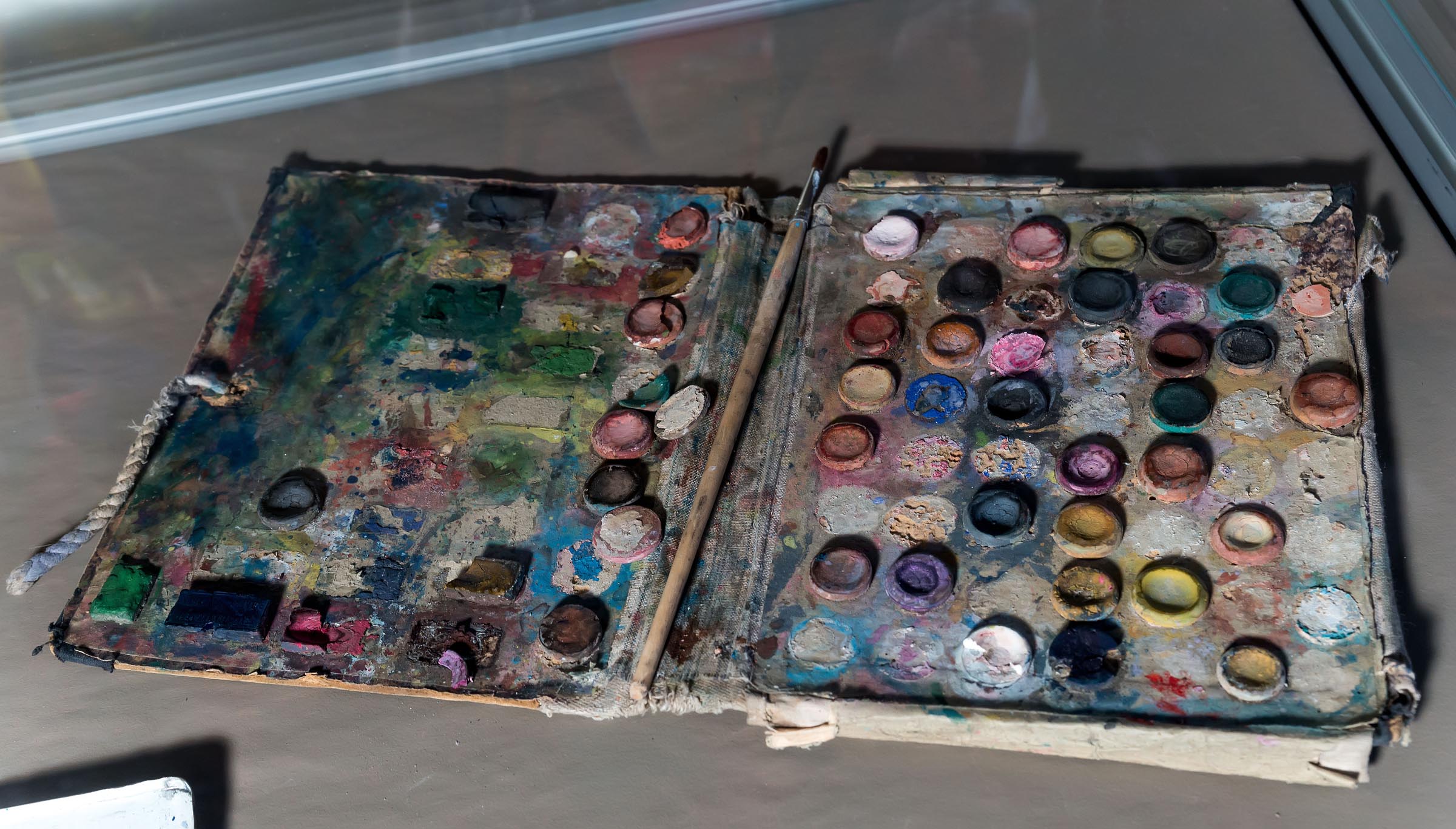 материалы художника. предметы художника. композиция из предметов. атрибуты искусства. материалы и инструменты для масляной живописи.