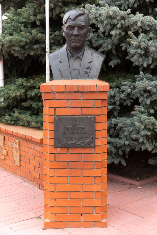 Мемориальный комплекс. Бюст Героя Советского Союза Абзалова Р.А. Апастово. 2014::Апастовский район g2id1245
