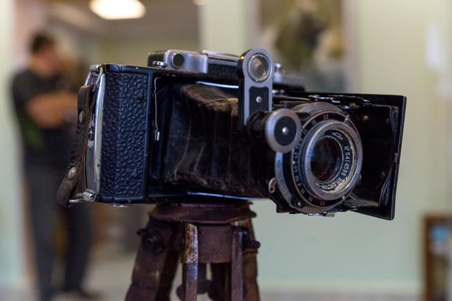 Фотоаппарат «Момент» на штативе. СССР. Москва. Сер. ХХ. Металл, кожа, дерево::Муниципальное бюджетное учреждение культуры «Апастовский краеведческий музей» g2id1013