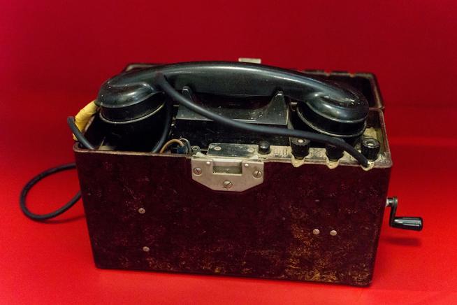 Аппарат телефонный в футляре. СССР. 1940-е. Пластмасса, металл::Муниципальное бюджетное учреждение культуры «Апастовский краеведческий музей» g2id1113