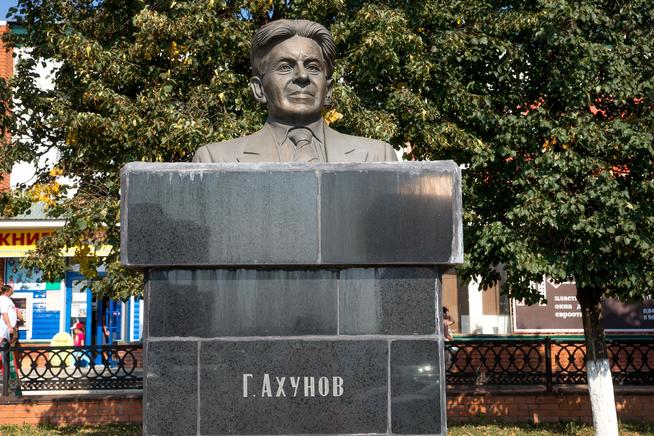 Мемориальный комплекс. Бюст Ахунов Г.А. - писатель,  уроженец Арского района. 2014::Арский район g2id10233