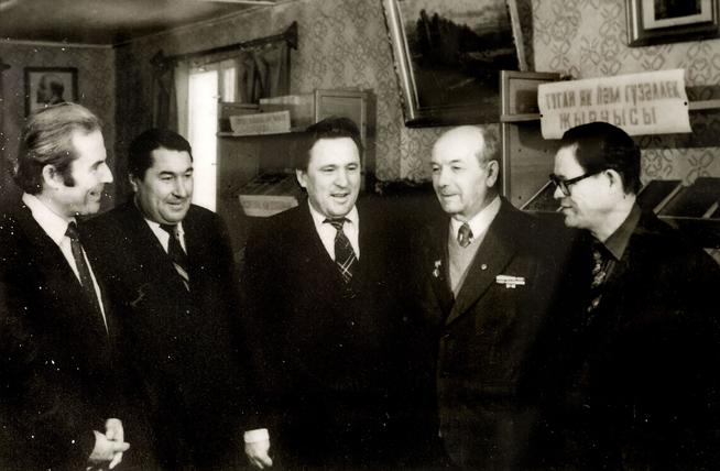 Фото. Баширов Г.Б. (второй справа) в Янасалинской библиотеке. 1983::Муниципальное бюджетное учреждение культуры «Литературно-музейное объединение «Заказанье» g2id10473