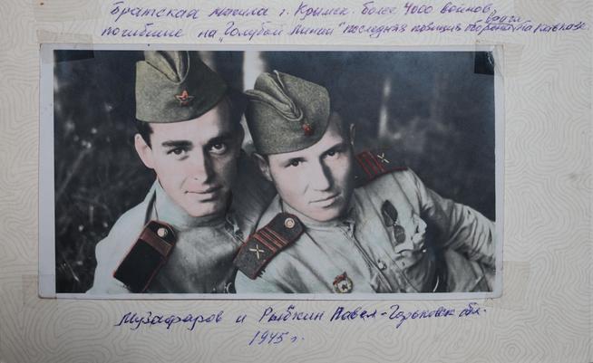 Фото. Музафаров Б.Х. (слева) - участник Великой Отечественной войны с боевым товарищем Рыбкиным П. Горьковская область. 1945::Музей истории и культурного наследия Агрызского муниципального района РТ g2id34004