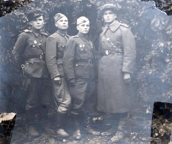 Фото. Музафаров Б.Х. - участник Великой Отечественной войны с боевыми товарищами Коднянским Л., Голясеевым Н., Синицыным С. 1945::Музей истории и культурного наследия Агрызского муниципального района РТ g2id34020