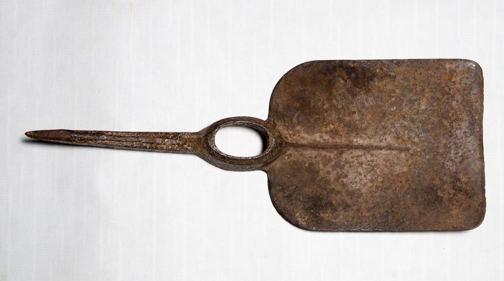 Фото №34040. Мотыга - лопата для рытья окопов и ломки камней. 1941-1945 годы. Металл