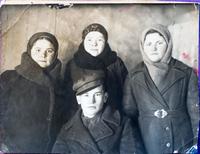 Фото. Галиев Файзи с односельчанками. 1943