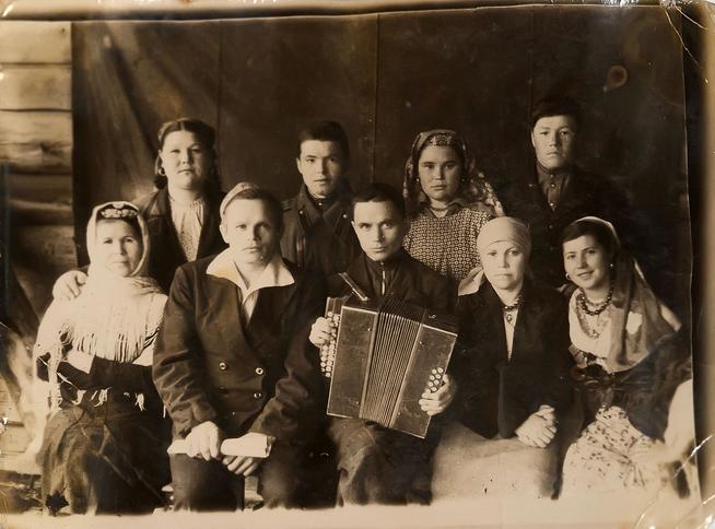 Фото. Участники художественной самодеятельности села Исенбаево. Конец 1940-х годов::Музей истории села Исенбаево  g2id23655