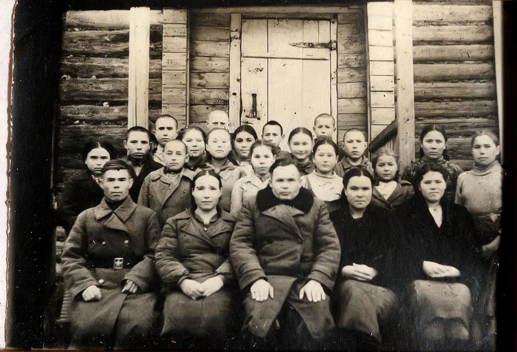 Фото №23671. Фото. Даутов М.И. с выпускниками Исенбаевской семилетней школы. 1947