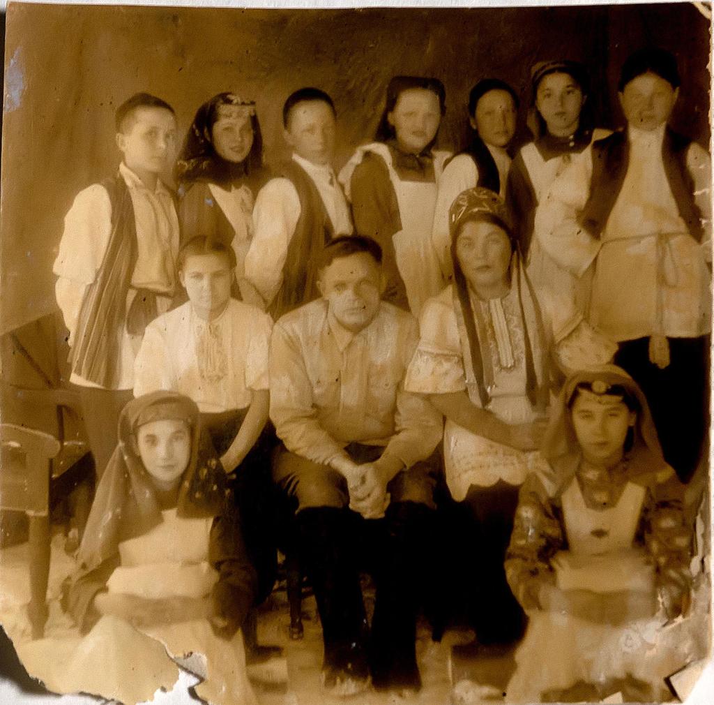 Фото №23679. Фото. Ученики, занявшие 1 место в районной детской олимпиады художественной самодеятельности. с.Красный Бор. 1944 