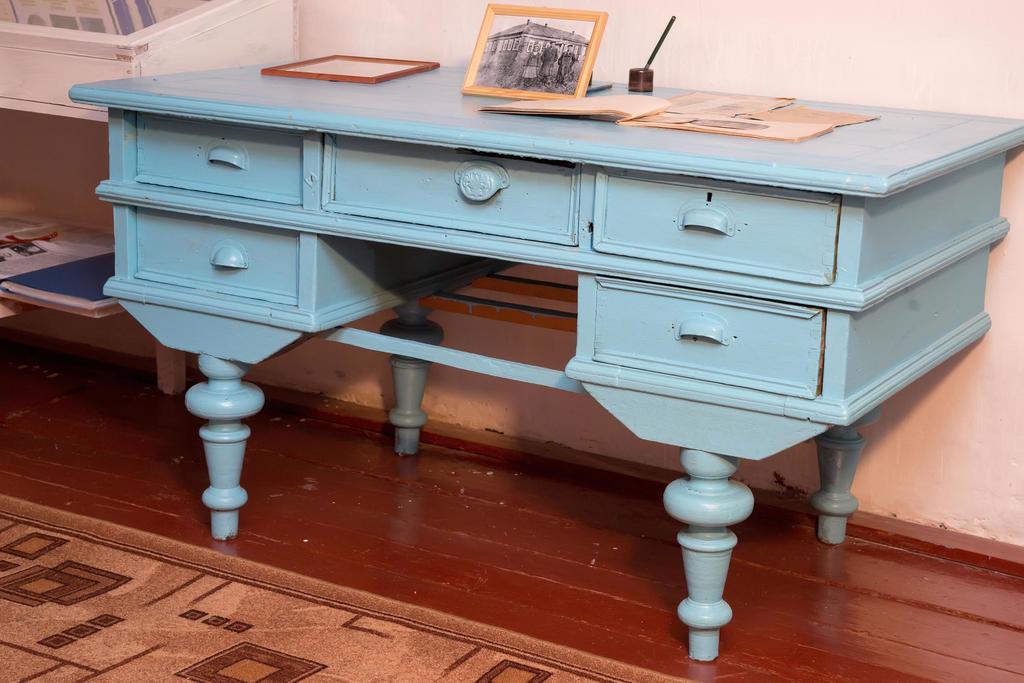 Фото №23707. Стол Даутова М.И. - директора Исенбаевской неполной средней школы Красноборского района ТАССР. 1940-1960-е годы. Дерево