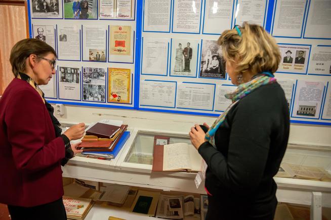 Фото. Зайнуллина Г.З. - заведующая музеем и Сунгатова Е.В. с.Исенбаево, Агрызский район. 2014::Музей истории села Исенбаево  g2id23715