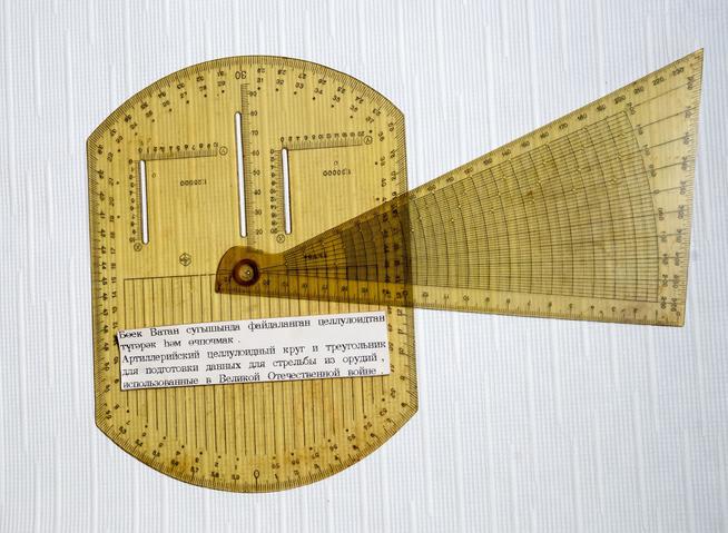 Трофейный немецкий круг и треугольник для подготовке данных для стрельбы из орудий. Германия. 1941-1942 годы. Целлулоид::МБУ «Азнакаевский краеведческий музей» g2id23742