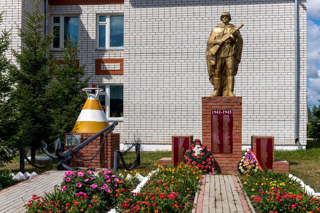 Фото №99. Памятник павшим землякам в годы Великой Отечественной войны. с. Кирби. 2014