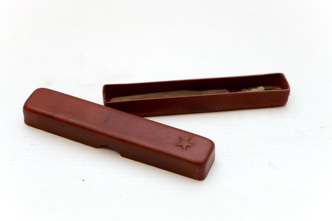 Футляр для зубной щетки. СССР. Начало 1940-х. Пластмасса::Столбищенская средняя школа им. ГСС Малышева А.П. g2id33