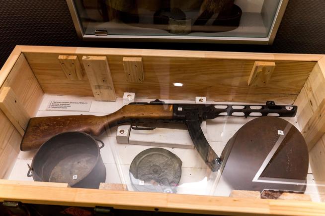 Фрагмент экспозиции Столбищенской средней школы им. Героя Советского Союза Малышева А.П.Обмундирование бойца Красной Армии. 2014::Столбищенская средняя школа им. ГСС Малышева А.П. g2id57