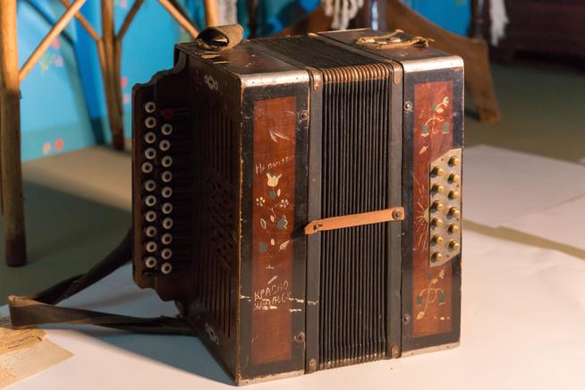 Гармонь П.А. Симонова – участника Великой Отечественной войны. СССР. 1940-е. Дерево, кожа, пластмасса::МБУК «Музей Лаишевского края имени Г.Р. Державина» g2id192