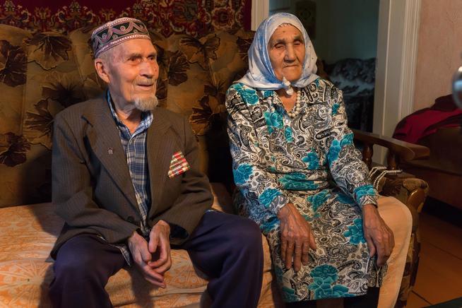 Фото. Гатауллин Сабир Тагирович (1921) - участник Великой Отечественной войны с супругой. 2014::Аксубаевский район g2id24298