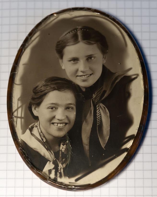 Фото. Телешева Н.А. с подругой. Казань. 22 июня 1941 г.::Аксубаевский район g2id40716
