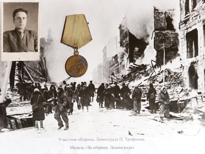 Фрагмент экспозиции Аксубаевского краеведческого музея, посвященный Трофимову П. - участнику обороны Ленинграда. 2014::МБУК «Централизованная музейная система «Аксубаевский краеведческий музей» g2id24494