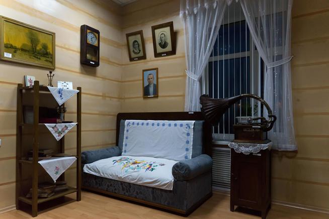 Фрагмент экспозиции Аксубаевского краеведческого музея, посвященный чувашскому писателю Еллиеву Е.В. 2014::МБУК «Централизованная музейная система «Аксубаевский краеведческий музей» g2id24498