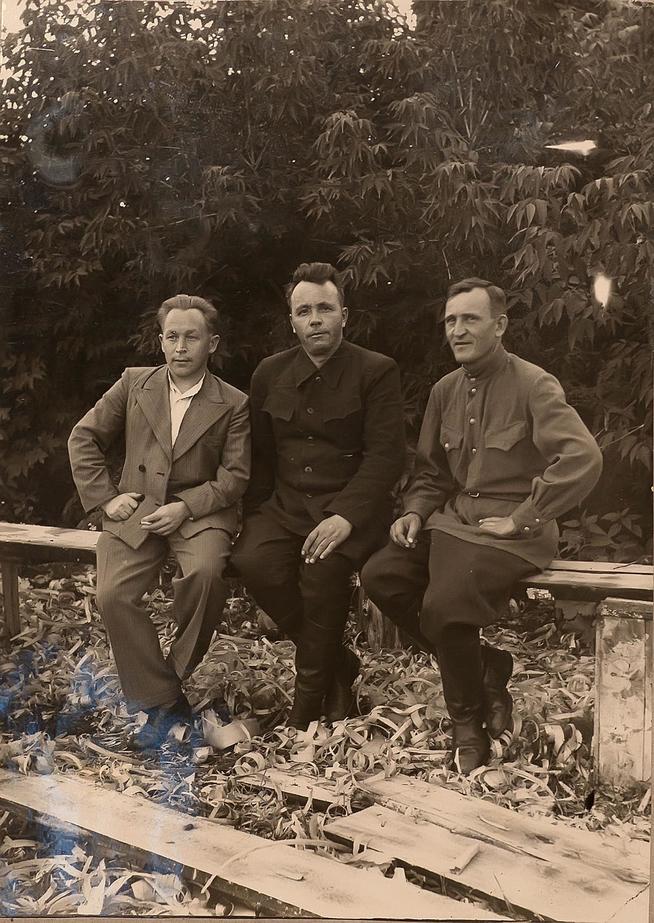 Фото. Герой Советского Союза Романов Г.Г., секретарь РК ВЛКСМ Калугин С.М. и военком Новиков И.Н. 1950 ::МБУК «Централизованная музейная система «Аксубаевский краеведческий музей» g2id24542